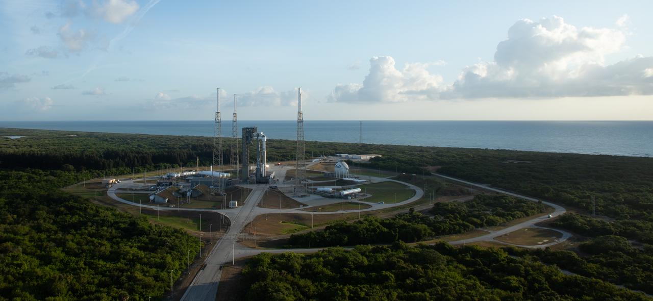 A United Launch Alliance Atlas V rocket with Boeing’s CST-100 Starliner spacecraft aboard is seen on the launch pad at Space Launch Complex 41 ahead of the NASA’s Boeing Crew Flight Test, Monday, May 6, 2024 at Cape Canaveral Space Force Station in Florida. NASA’s Boeing Crew Flight Test is the first launch with astronauts of the Boeing CFT-100 spacecraft and United Launch Alliance Atlas V rocket to the International Space Station as part of the agency’s Commercial Crew Program. The flight test, targeted for launch at 10:34 p.m. EDT on Monday, May 6, serves as an end-to-end demonstration of Boeing’s crew transportation system and will carry NASA astronauts Butch Wilmore and Suni Williams to and from the orbiting laboratory. Photo Credit: (NASA/Joel Kowsky)