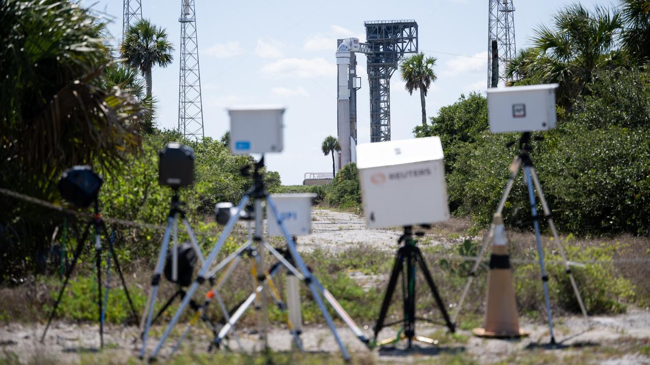 ]A United Launch Alliance Atlas V rocket with Boeing’s CST-100 Starliner spacecraft aboard is seen on the launch pad at Space Launch Complex 41 ahead of the NASA’s Boeing Crew Flight Test, Friday, May 31, 2024 at Cape Canaveral Space Force Station in Florida. NASA’s Boeing Crew Flight Test is the first launch with astronauts of the Boeing CFT-100 spacecraft and United Launch Alliance Atlas V rocket to the International Space Station as part of the agency’s Commercial Crew Program. The flight test, targeted for launch at 12:25 p.m. EDT on Saturday, June 1, serves as an end-to-end demonstration of Boeing’s crew transportation system and will carry NASA astronauts Butch Wilmore and Suni Williams to and from the orbiting laboratory. Photo Credit: (NASA/Joel Kowsky)
