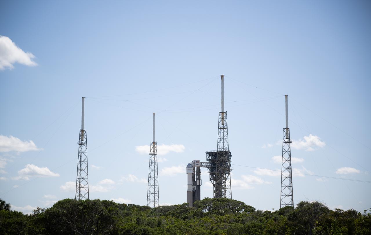A United Launch Alliance Atlas V rocket with Boeing’s CST-100 Starliner spacecraft aboard is seen on the launch pad at Space Launch Complex 41 ahead of the NASA’s Boeing Crew Flight Test, Friday, May 31, 2024 at Cape Canaveral Space Force Station in Florida. NASA’s Boeing Crew Flight Test is the first launch with astronauts of the Boeing CFT-100 spacecraft and United Launch Alliance Atlas V rocket to the International Space Station as part of the agency’s Commercial Crew Program. The flight test, targeted for launch at 12:25 p.m. EDT on Saturday, June 1, serves as an end-to-end demonstration of Boeing’s crew transportation system and will carry NASA astronauts Butch Wilmore and Suni Williams to and from the orbiting laboratory. Photo Credit: (NASA/Joel Kowsky)