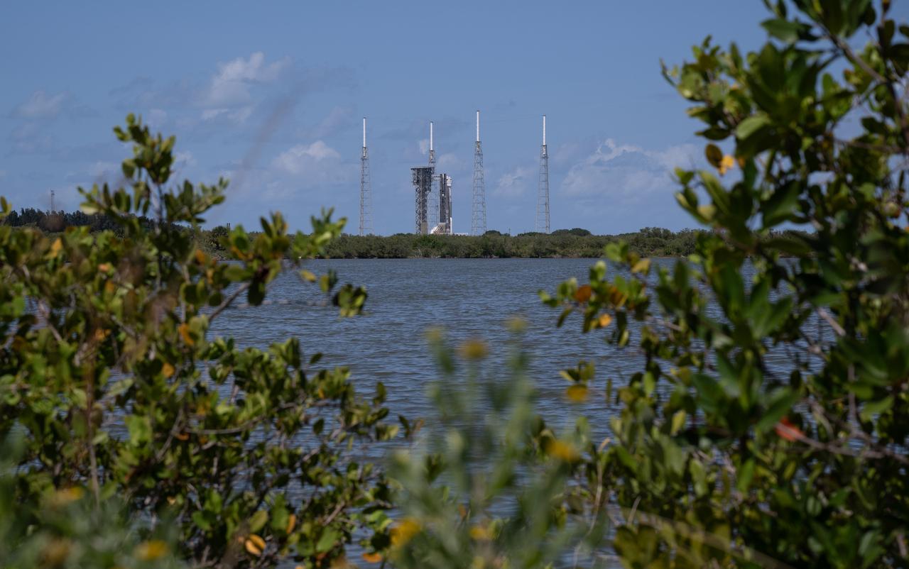 A United Launch Alliance Atlas V rocket with Boeing’s CST-100 Starliner spacecraft aboard is seen on the launch pad at Space Launch Complex 41 ahead of the NASA’s Boeing Crew Flight Test, Monday, June 3, 2024 at Cape Canaveral Space Force Station in Florida. NASA’s Boeing Crew Flight Test is the first launch with astronauts of the Boeing CFT-100 spacecraft and United Launch Alliance Atlas V rocket to the International Space Station as part of the agency’s Commercial Crew Program. The flight test, targeted for launch at 10:52 a.m. EDT on Wednesday, June 5, serves as an end-to-end demonstration of Boeing’s crew transportation system and will carry NASA astronauts Butch Wilmore and Suni Williams to and from the orbiting laboratory. Photo Credit: (NASA/Joel Kowsky)