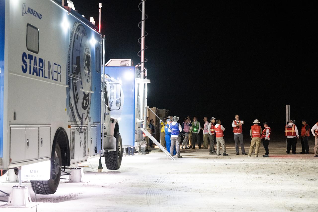 Boeing and NASA teams are seen before NASA's Boeing Crew Flight Test Starliner spacecraft lands uncrewed, Friday, Sept. 6, 2024 Mountain Time at White Sands, New Mexico. This approach allows NASA and Boeing to continue gathering testing data on the spacecraft. Photo Credit: (NASA/Aubrey Gemignani)