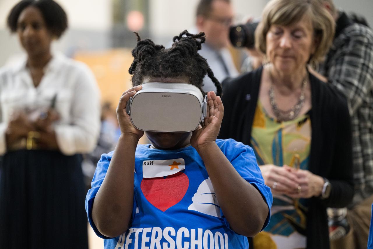 Students at Wheatley Education Campus participate in a virtual reality tour of NASA’s Neutral Buoyancy Lab during a kickoff event for the 21st Century Community Learning Centers NASA and Department of Education partnership, Monday, Sept. 23, 2024 at Wheatley Education Campus in Washington. Photo Credit: (NASA/Aubrey Gemignani)