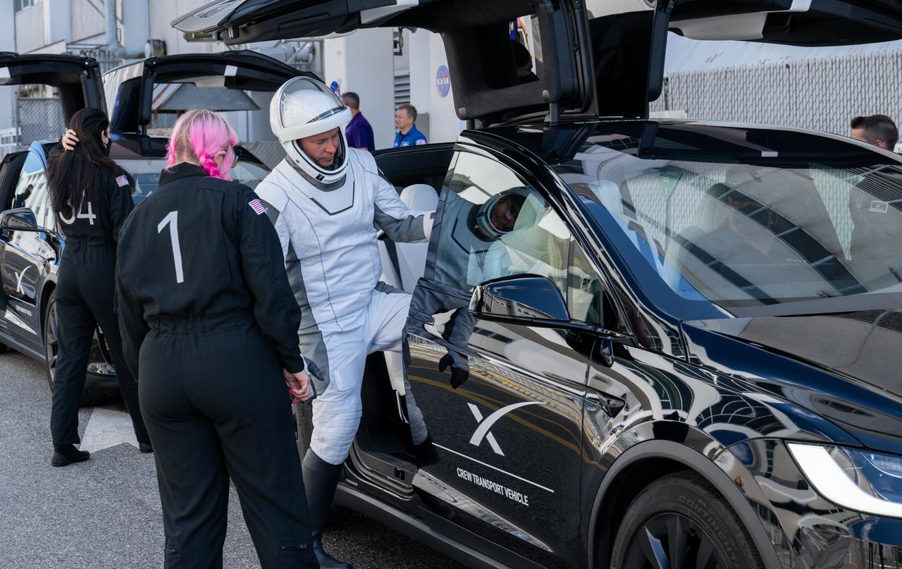 NASA astronaut Nick Hague, wearing a SpaceX spacesuit, is seen departing the Neil A. Armstrong Operations and Checkout Building for Space Launch Complex 40 on Cape Canaveral Space Force Station during a dress rehearsal in preparation for the Crew-9 mission launch, Tuesday, Sept. 24, 2024, at NASA’s Kennedy Space Center in Florida. NASA’s SpaceX Crew-9 mission is the ninth crew rotation mission of the SpaceX Dragon spacecraft and Falcon 9 rocket to the International Space Station as part of the agency’s Commercial Crew Program. Photo Credit: (NASA/Keegan Barber)