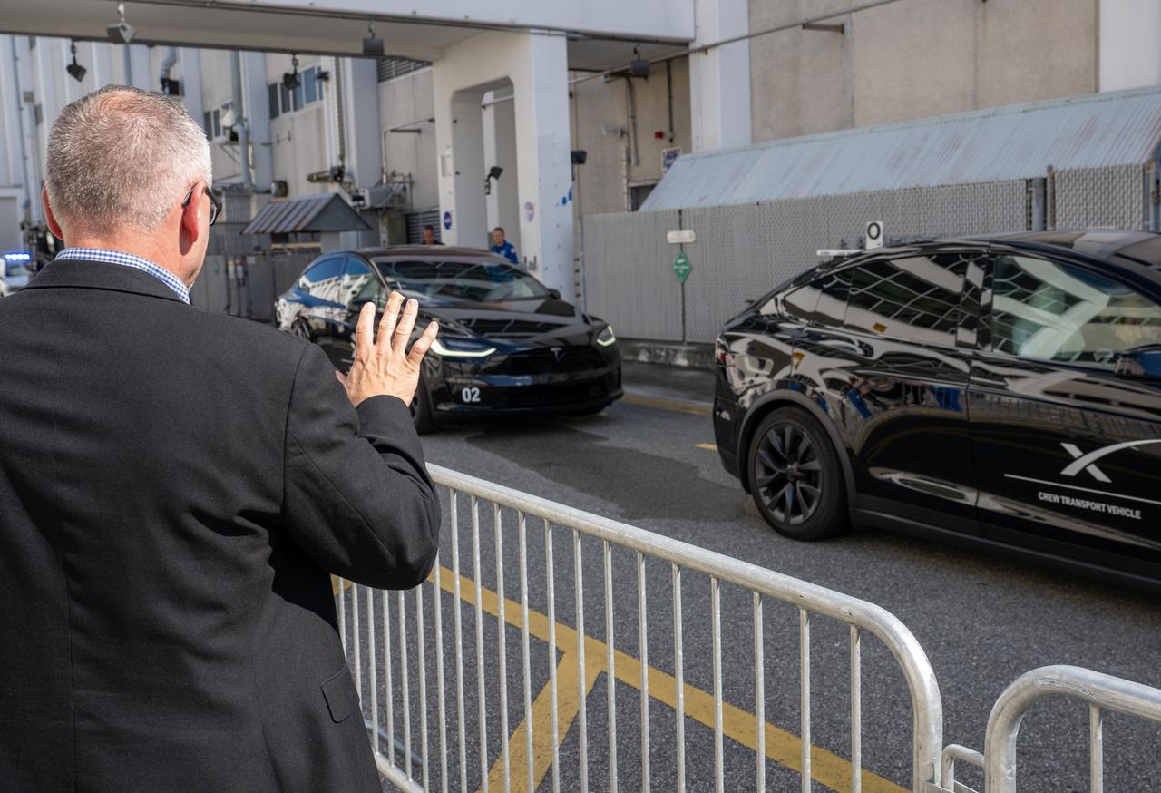 NASA Associate Administrator Jim Free, left, waves farewell as NASA astronaut Nick Hague and Roscosmos cosmonaut Aleksandr Gorbunov depart the Neil A. Armstrong Operations and Checkout Building for Space Launch Complex 40 on Cape Canaveral Space Force Station during a dress rehearsal in preparation for the Crew-9 mission launch, Tuesday, Sept. 24, 2024, at NASA’s Kennedy Space Center in Florida. NASA’s SpaceX Crew-9 mission is the ninth crew rotation mission of the SpaceX Dragon spacecraft and Falcon 9 rocket to the International Space Station as part of the agency’s Commercial Crew Program. Photo Credit: (NASA/Keegan Barber)