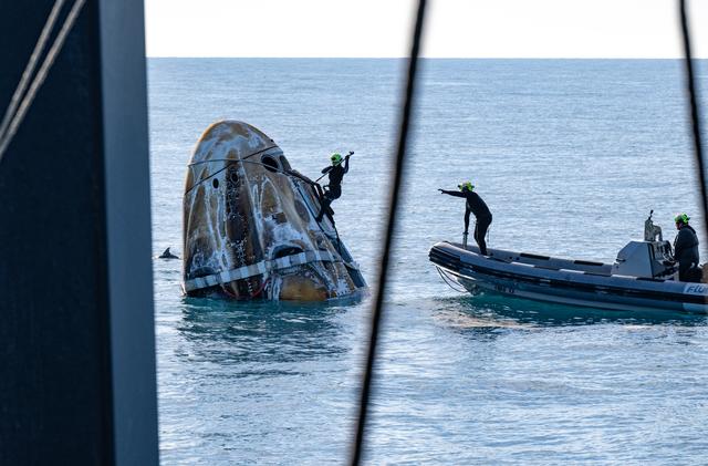 NASA image: NASA’s SpaceX Crew-9 Splashdown
