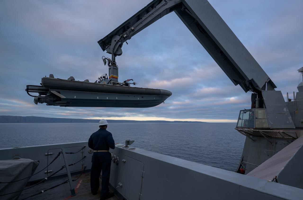 USS Somerset personnel deploy fast boats during Underway Recovery Test-12 onboard USS Somerset off the coast of California, Thursday, March 27, 2025. During the test, NASA and Department of Defense teams are practicing to ensure recovery procedures are validated as NASA plans to send Artemis II astronauts around the Moon and splashdown in the Pacific Ocean.  Photo Credit: (NASA/Bill Ingalls)