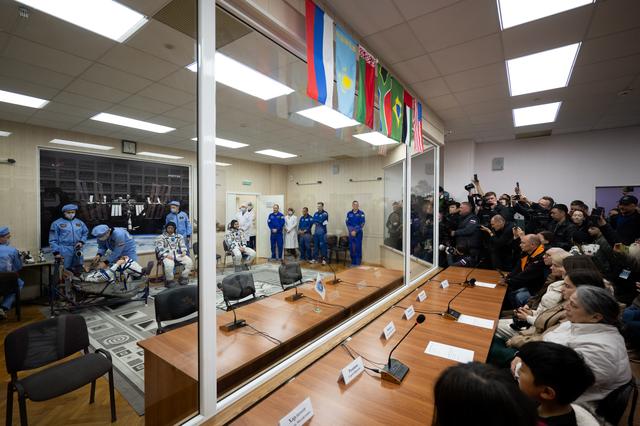 NASA image: Expedition 73 Preflight