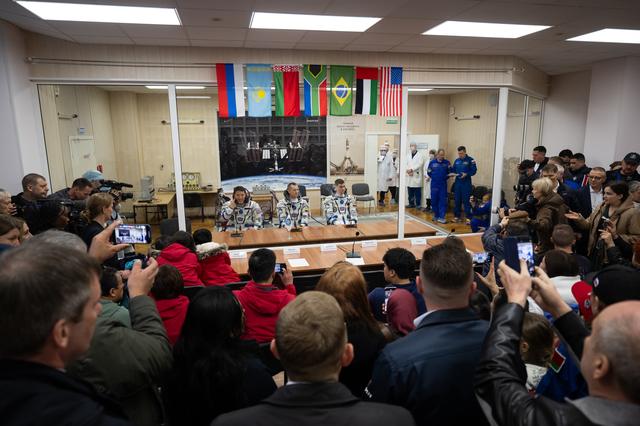 NASA image: Expedition 73 Preflight