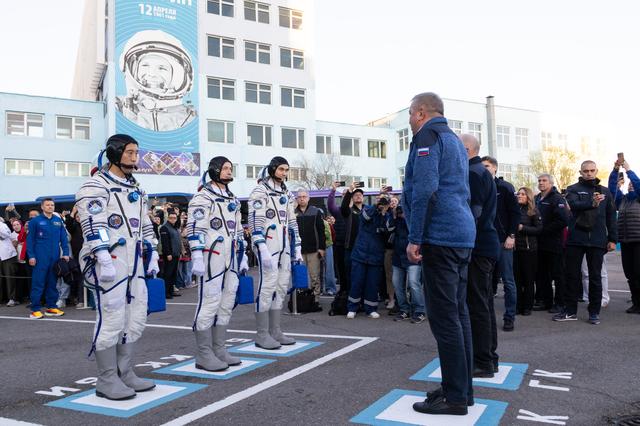 NASA image: Expedition 73 Preflight