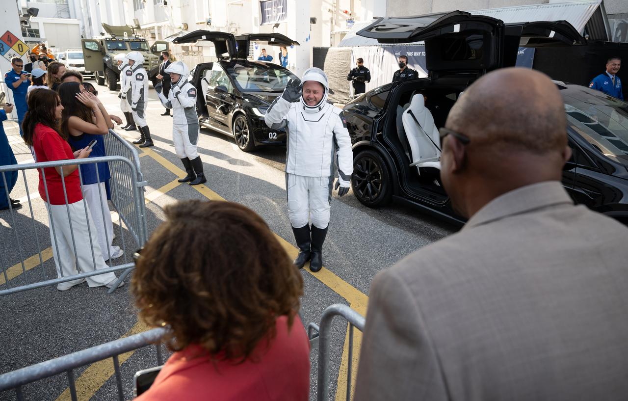 NASA astronaut Mike Fincke waves to agency leadership as he and fellow crewmates NASA astronaut Zena Cardman, JAXA (Japan Aerospace Exploration Agency) astronaut Kimiya Yui, and Roscosmos cosmonaut Oleg Platonov, wearing SpaceX spacesuits, prepare to depart the Neil  A. Armstrong Operations and Checkout Building for Launch Complex 39A on NASA's Kennedy Space Center to board the SpaceX Dragon spacecraft for the Crew-11 mission launch, Friday, Aug. 1, 2025, at NASA’s Kennedy Space Center in Florida. NASA’s SpaceX Crew-11 mission is the eleventh crew rotation mission of the SpaceX Crew Dragon spacecraft and Falcon 9 rocket to the International Space Station as part of the agency’s Commercial Crew Program. Cardman, Fincke, Yui, Platonov are scheduled to launch at 11:43 a.m. EDT, from Launch Complex 39A at the NASA's Kennedy Space Center.  Photo Credit: (NASA/Joel Kowsky)
