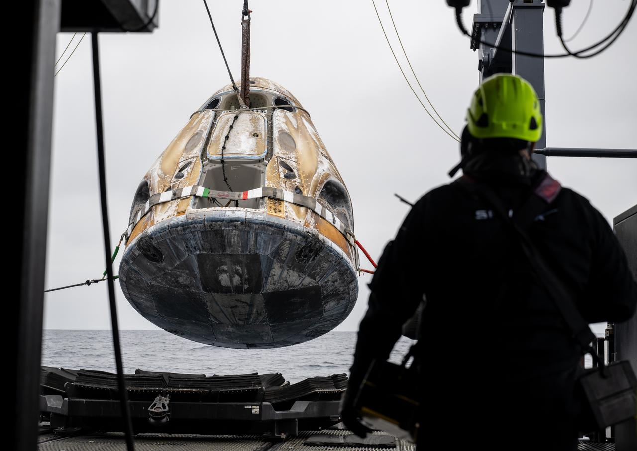 Support teams raise the SpaceX Dragon Endurance spacecraft aboard the recovery ship SHANNON shortly after it landed with NASA astronauts Anne McClain and Nichole Ayers, JAXA (Japan Aerospace Exploration Agency) astronaut Takuya Onishi, and Roscosmos cosmonaut Kirill Peskov aboard in thePacific Ocean off the coast of San Diego, Calif., Saturday, Aug. 9, 2025. McClain, Ayers, Onishi, and Peskov are returning after 147 days in space as part of Expedition 73 aboard the International Space Station. Photo Credit: (NASA/Keegan Barber)
