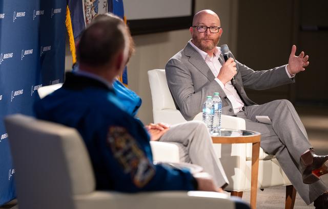 NASA Astronauts Wilmore and Williams at Boeing Headquarters