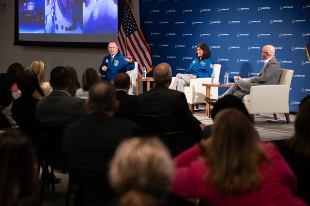 NASA Astronauts Wilmore and Williams at Boeing Headquarters