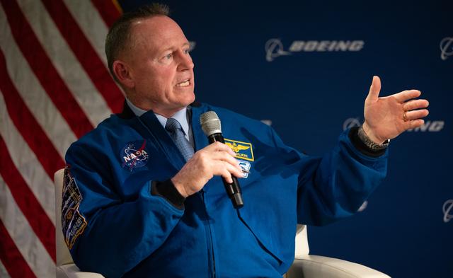 NASA Astronauts Wilmore and Williams at Boeing Headquarters