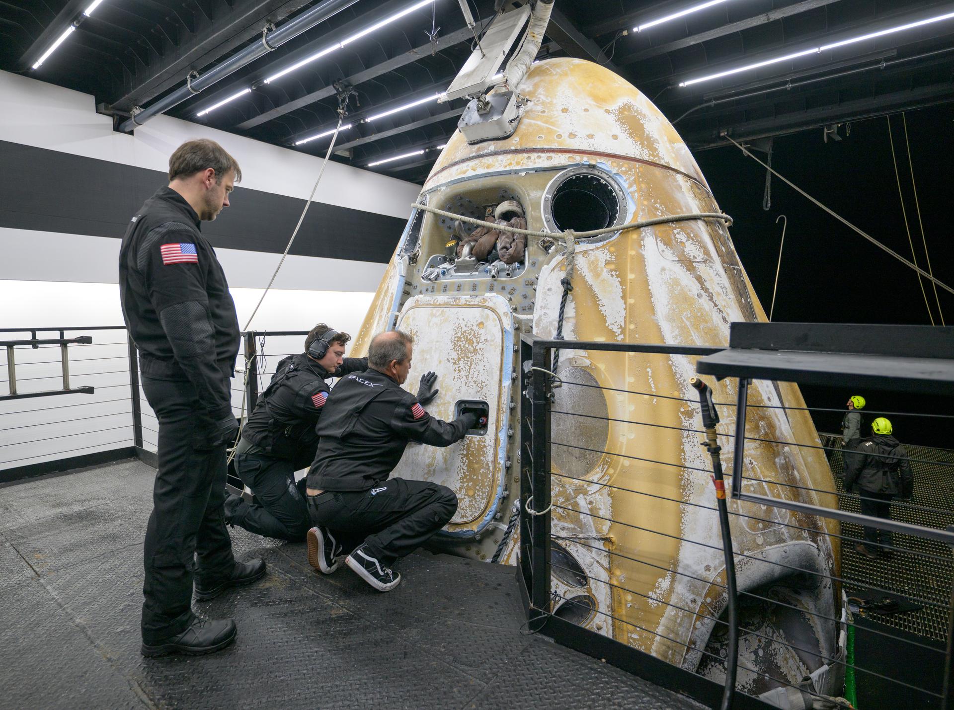 Support teams onboard the SpaceX recovery ship SHANNON open the hatch to the SpaceX Dragon Endeavour spacecraft shortly after it landed with NASA astronauts Zena Cardman, Mike Fincke, JAXA (Japan Aerospace Exploration Agency) astronaut Kimiya Yui, and Roscosmos cosmonaut Oleg Platonov aboard in the Pacific Ocean off the coast of San Diego, Calif., Thursday, Jan. 15, 2026. Cardman, Fincke, Yui, Platonov are returning after 167 days in space as part of Expedition 74 aboard the International Space Station. Photo Credit: (NASA/Bill Ingalls)