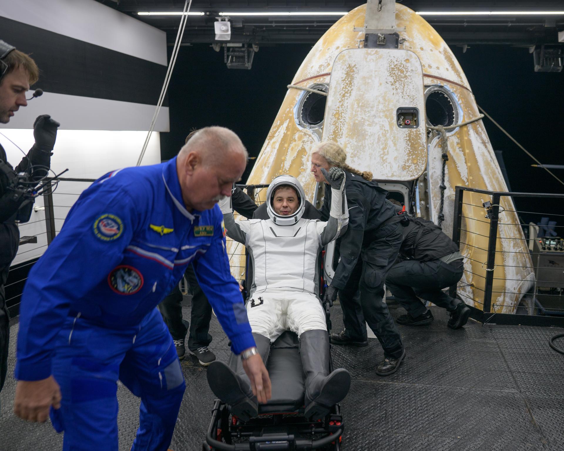 Roscosmos cosmonaut Oleg Platonov is helped out of the SpaceX Dragon Endeavour spacecraft onboard the SpaceX recovery ship SHANNON after he, NASA astronauts Mike Fincke, Zena Cardman and JAXA (Japan Aerospace Exploration Agency) astronaut Kimiya Yui landed in the Pacific Ocean off the coast of San Diego, Calif., Thursday, Jan. 15, 2026. Cardman, Fincke, Yui, Platonov are returning after 167 days in space as part of Expedition 74 aboard the International Space Station. Photo Credit: (NASA/Bill Ingalls)
