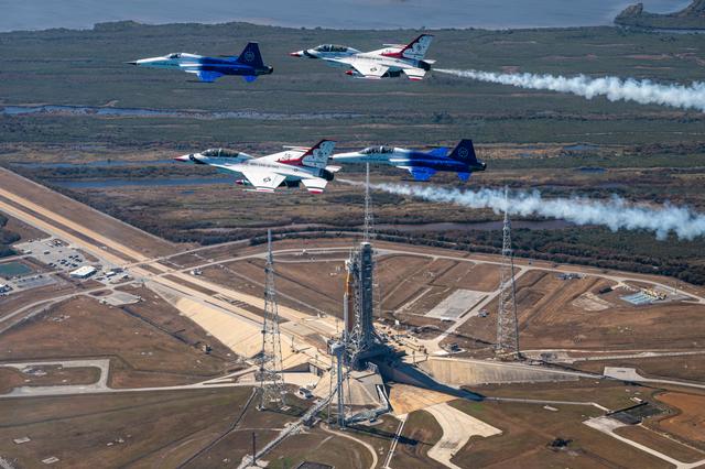 NASA image: Administrator Isaacman F-5s and USAF Thunderbirds F-16s Flight