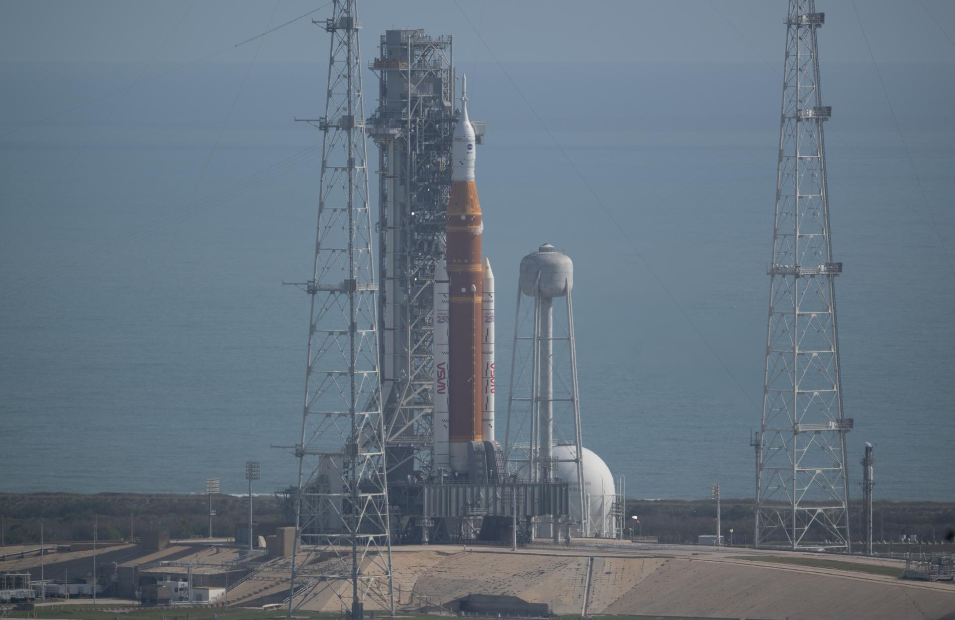 NASA’s Space Launch System (SLS) rocket with the Orion spacecraft aboard is seen atop the mobile launcher at Launch Complex 39B, Wednesday, April 1, 2026, as the Artemis II launch teams load more than 700,000 gallons of cryogenic propellants including liquid hydrogen and liquid oxygen as the launch countdown progresses at NASA’s Kennedy Space Center in Florida. NASA’s Artemis II mission will take NASA astronauts Reid Wiseman, commander; Victor Glover, pilot; Christina Koch, mission specialist; and CSA (Canadian Space Agency) astronaut Jeremy Hansen, mission specialist on a 10-day journey around the Moon and back aboard SLS rocket and Orion spacecraft from Launch Complex 39B, with a two hour launch window opening at 6:24 p.m. EDT.  Photo Credit: (NASA/Joel Kowsky)