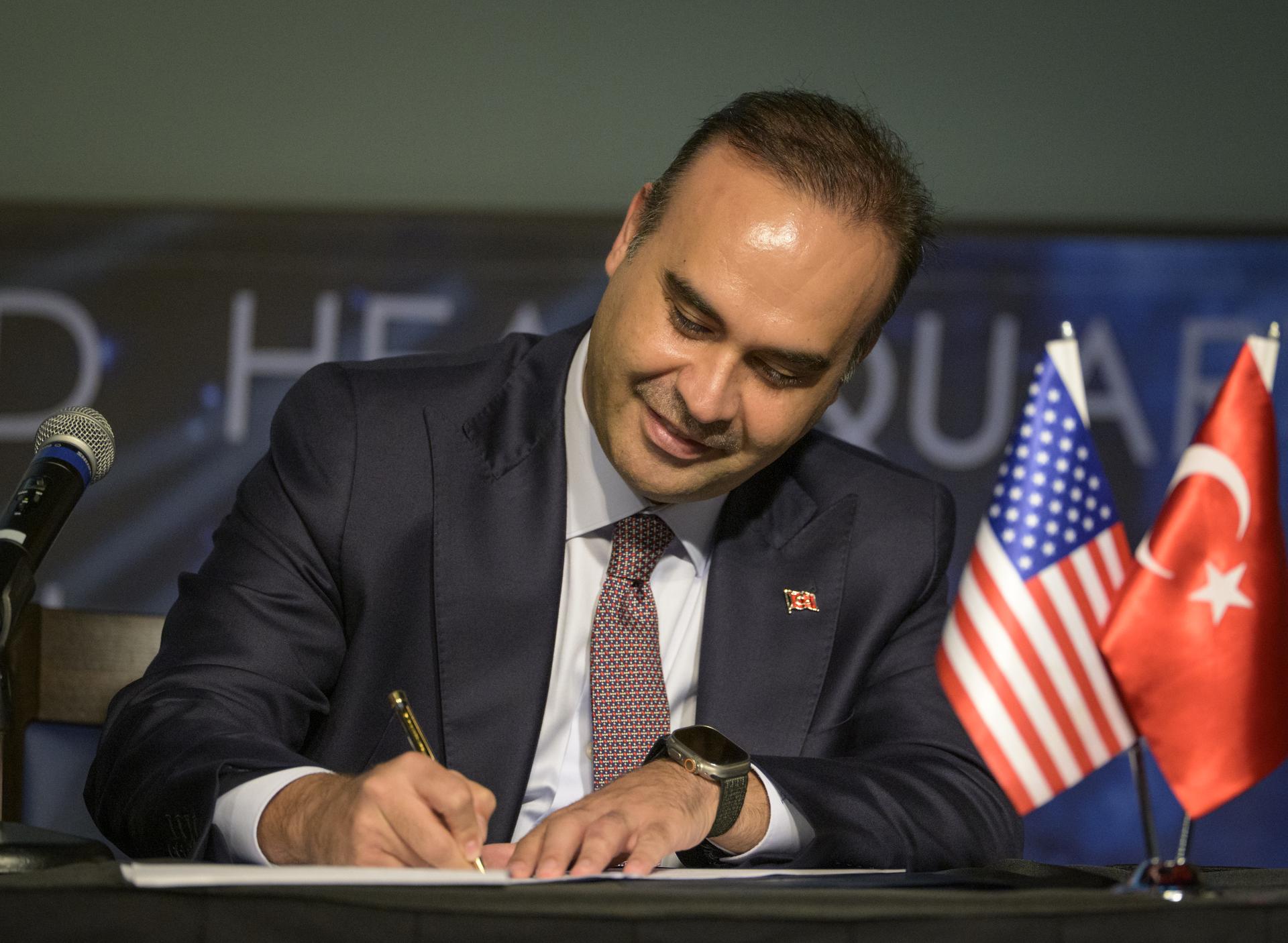 Turkish Minister of Industry and Technology, Mehmet Fatih Kacır signs the Artemis Accords for the Republic of Türkiye Monday, August 31, 2026, at the Mary W. Jackson NASA Headquarters building in Washington. Türkiye is the 71st country to sign the Artemis Accords, which establish a practical set of principles to guide space exploration cooperation among nations participating in NASA’s Artemis program. Photo Credit: (NASA/Bill Ingalls)