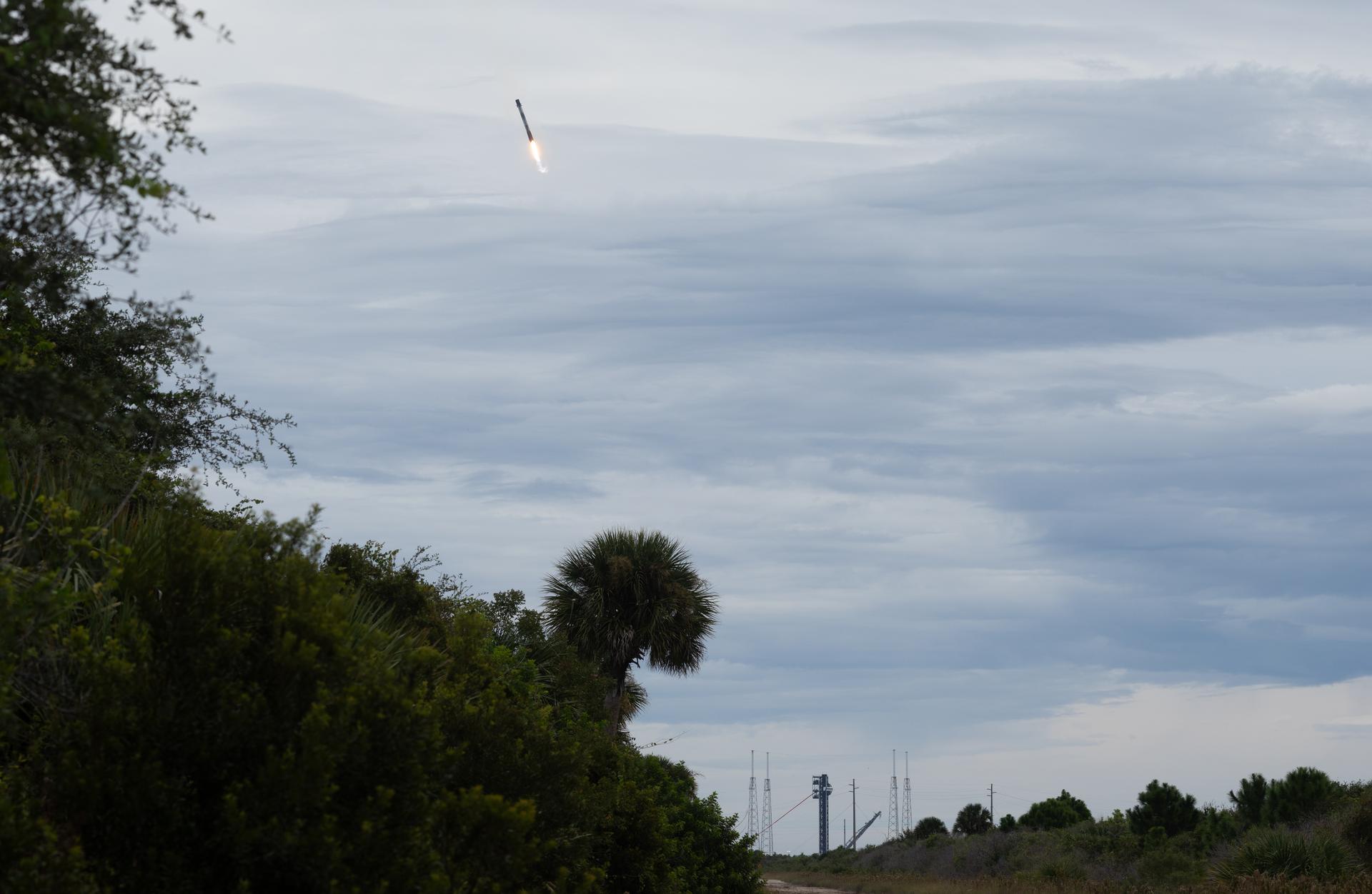 The first stage of the SpaceX Falcon 9 rocket that launched a Dragon spacecraft on NASA’s SpaceX Crew-13 mission to the International Space Station with NASA astronauts Jessica Watkins and Luke Delaney, CSA (Canadian Space Agency) astronaut Joshua Kutryk, and Roscosmos cosmonaut Sergey Teteryatnikov onboard, is seen as it lands at Space Launch Complex 40, Thursday, Oct. 1, 2026, from Cape Canaveral Space Force Station in Florida. NASA’s SpaceX Crew-13 mission is the 13th crew rotation mission of the SpaceX Dragon spacecraft and Falcon 9 rocket to the International Space Station as part of the agency’s Commercial Crew Program. Watkins, Delaney, Kutryk, Teteryatnikov launched at 11:10 a.m. EDT from Space Launch Complex 40 at the Cape Canaveral Space Force Station to begin a mission aboard the orbital outpost. Photo Credit: (NASA/Joel Kowsky)