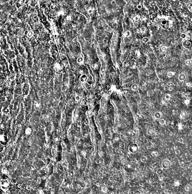 The concentric rings surrounding Valhalla are perhaps the most distinctive geological feature on Callisto. This NASA Voyager 1 close-up shows a segment of the ridged terrain. 