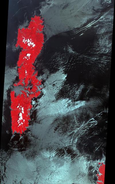 The false-color VNIR image from NASA Terra spacecraft was acquired off the island of Tsushima in the Korea Strait shows the signatures of several internal wave packets, indicating a northern propagation direction. 