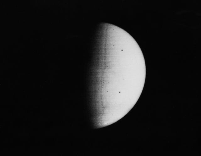 NASA image: South Pole as viewed by Mariner 9 on Mars Approach