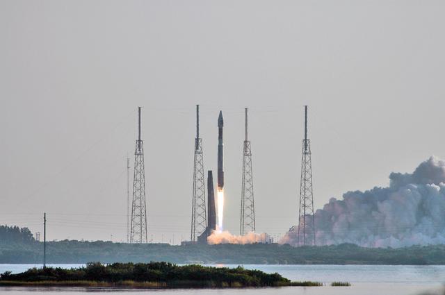 Mars Reconnaissance Orbiter MRO Launches