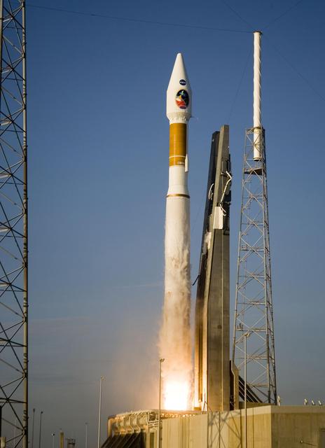 Mars Reconnaissance Orbiter MRO Lifts Off