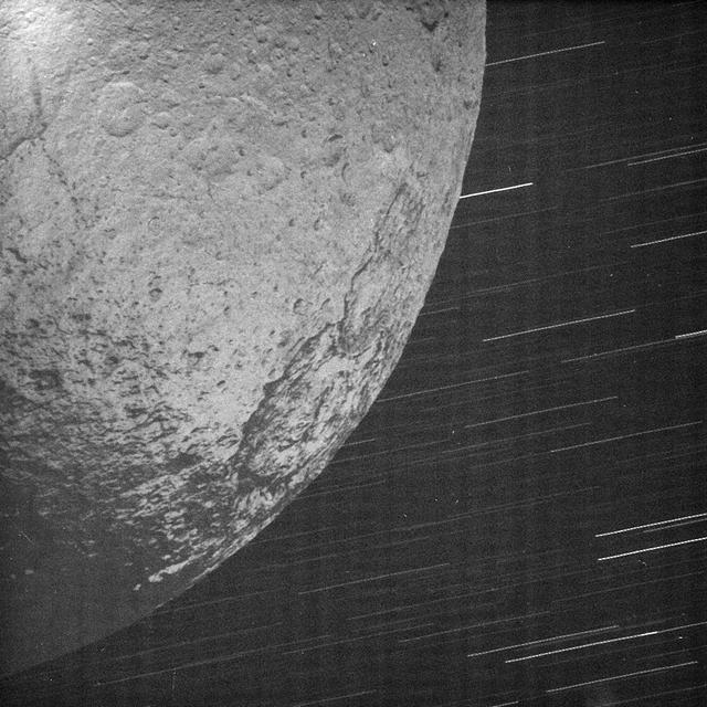 Iapetus Satürn Işığıyla