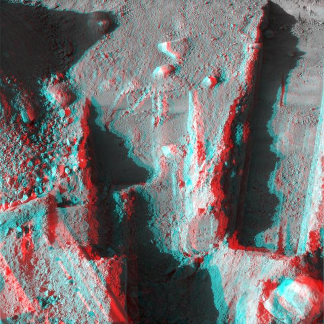 NASA image: Phoenix Deepens Trenches on Mars 3-D