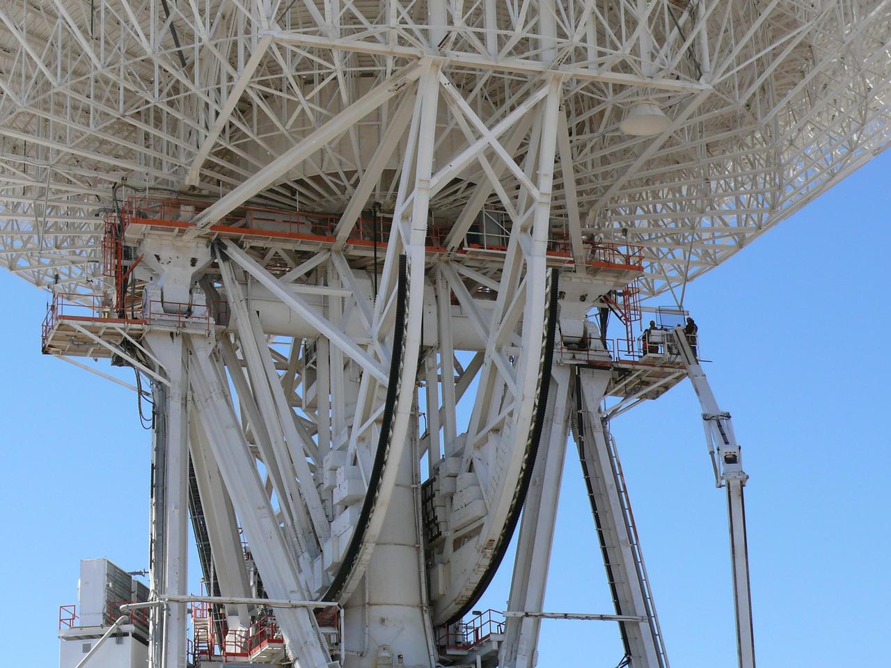 Work began on March 11, 2010 to replace a set of elevation bearings on the giant Mars antenna at NASA Deep Space Network complex in Goldstone, Calif.