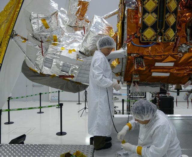 Completion of the thermal blanket patterns for the Aquarius bipod after routing the flight harness from the SAC-D service platform.