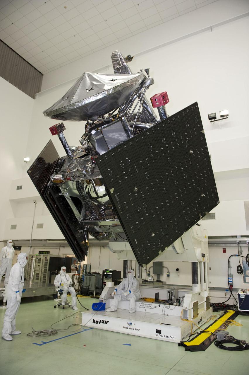 NASA Juno spacecraft undergoes weight and balance testing at Astrotech payload processing facility, Titusville, Fla. June 16, 2011.