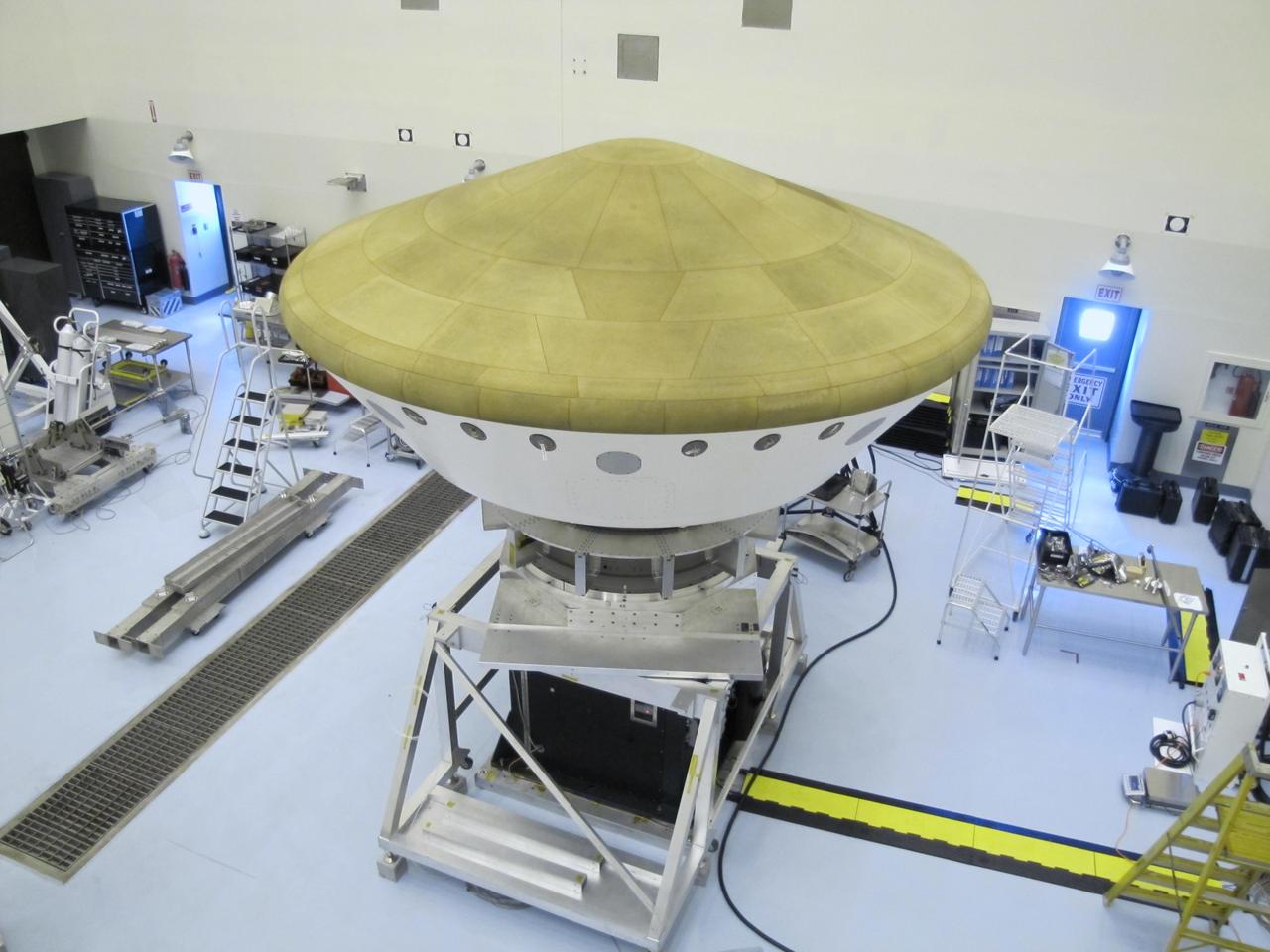 At the Payload Hazardous Servicing Facility at NASA Kennedy Space Center in Florida, the Mars Science Laboratory rover, Curiosity, and the spacecraft descent stage have been enclosed inside the spacecraft aeroshell.