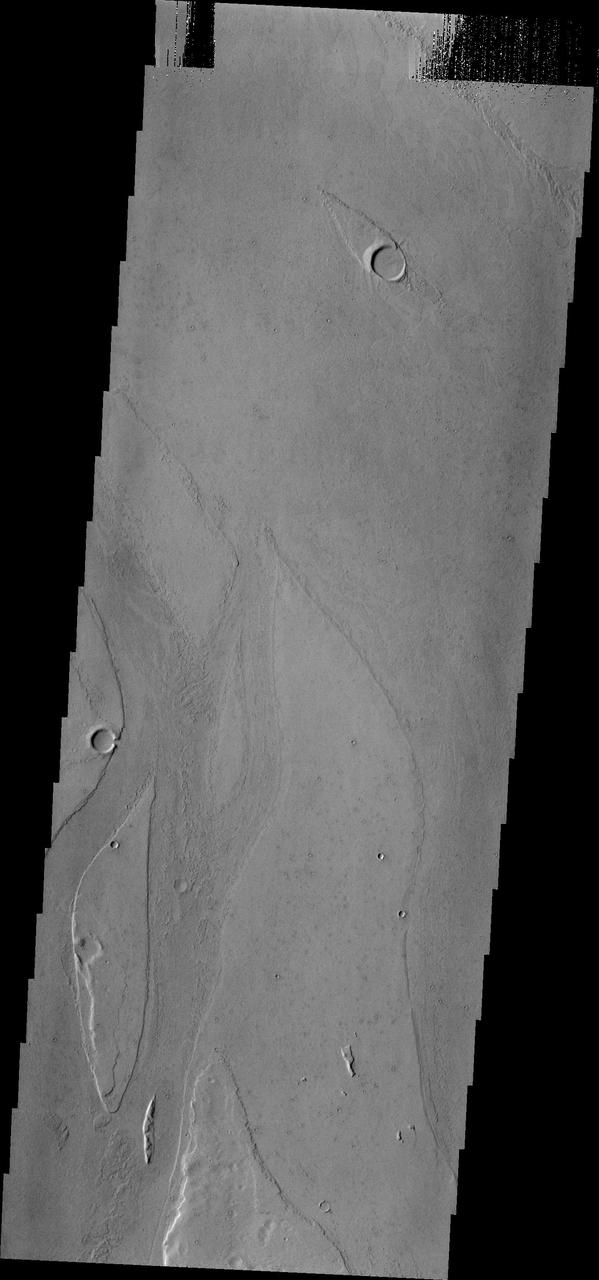 Marte Vallis, located in Amazonis Planitia, broad and shallow, is illustrated by the streamlined islands at the top and bottom of this image from NASA 2001 Mars Odyssey spacecraft.