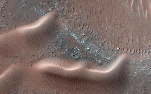 NASA image: Migrating and Static Sand Ripples on Mars