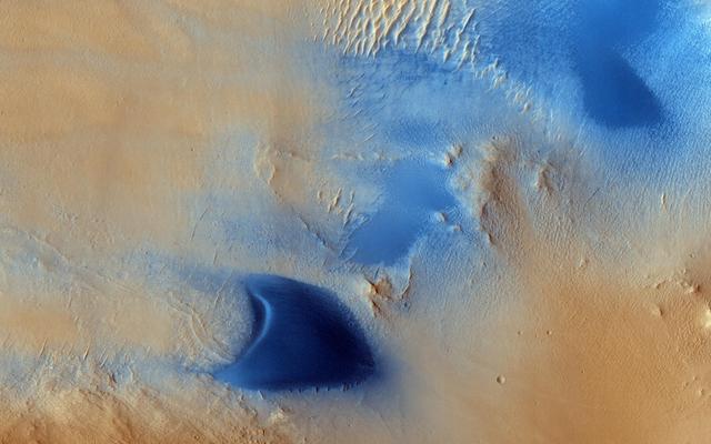 NASA image: Dunes and Wind Streaks in Arabia Terra