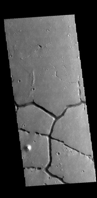 The intersecting linear depressions in this VIS image are part of Hephaestus Fossae.  Orbit Number: 60373 Latitude: 21.9161 Longitude: 122.075 Instrument: VIS Captured: 2015-07-24 20:50  http://photojournal.jpl.nasa.gov/catalog/PIA19765