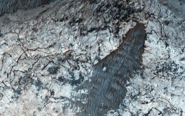 NASA image: Sedimentary Deposits within Ius Chasma