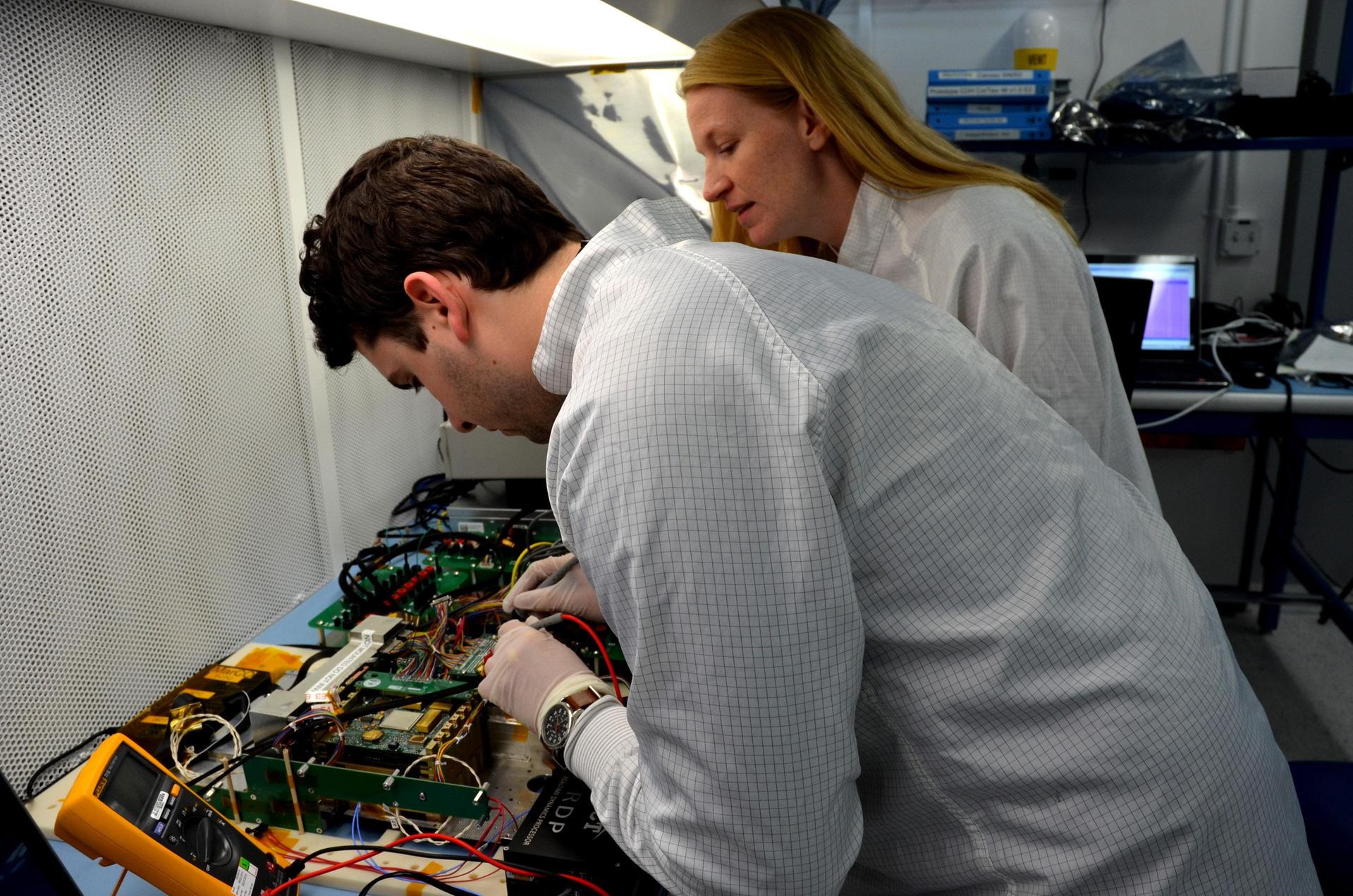Fotomural MarCO CubeSat Engineers 1