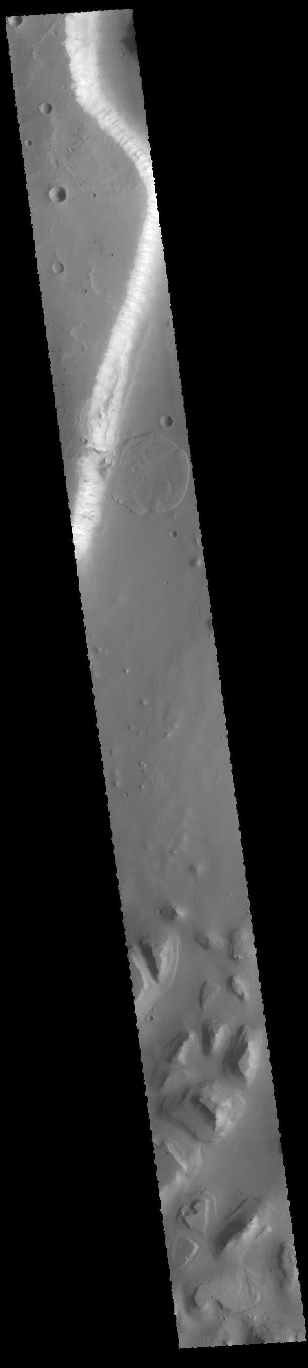 Today's VIS image shows a landslide deposit from the cliffside along Tiu Valles. The mesas at the bottom of the image are part of Hydraotes Chaos.  Orbit Number: 64820 Latitude: 2.76947 Longitude: 326.791 Instrument: VIS Captured: 2016-07-25 02:44  http://photojournal.jpl.nasa.gov/catalog/PIA20992