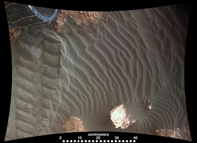 NASA image: Sand Moving Under Curiosity, One Day to Next