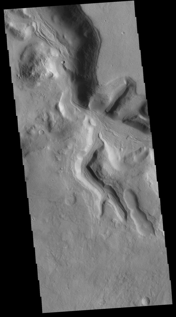 The northern margin of Terra Sabaea is a complex area between a cratered highland and complexly eroded lower plains. This VIS image of the region shows just one of the numerous unnamed channels. The 90 degree bends indicate tectonic fractures have played a part in the channel formation. Orbit Number: 71863 Latitude: 32.1944 Longitude: 59.4512 Instrument: VIS Captured: 2018-02-25 09:02 https://photojournal.jpl.nasa.gov/catalog/PIA22405