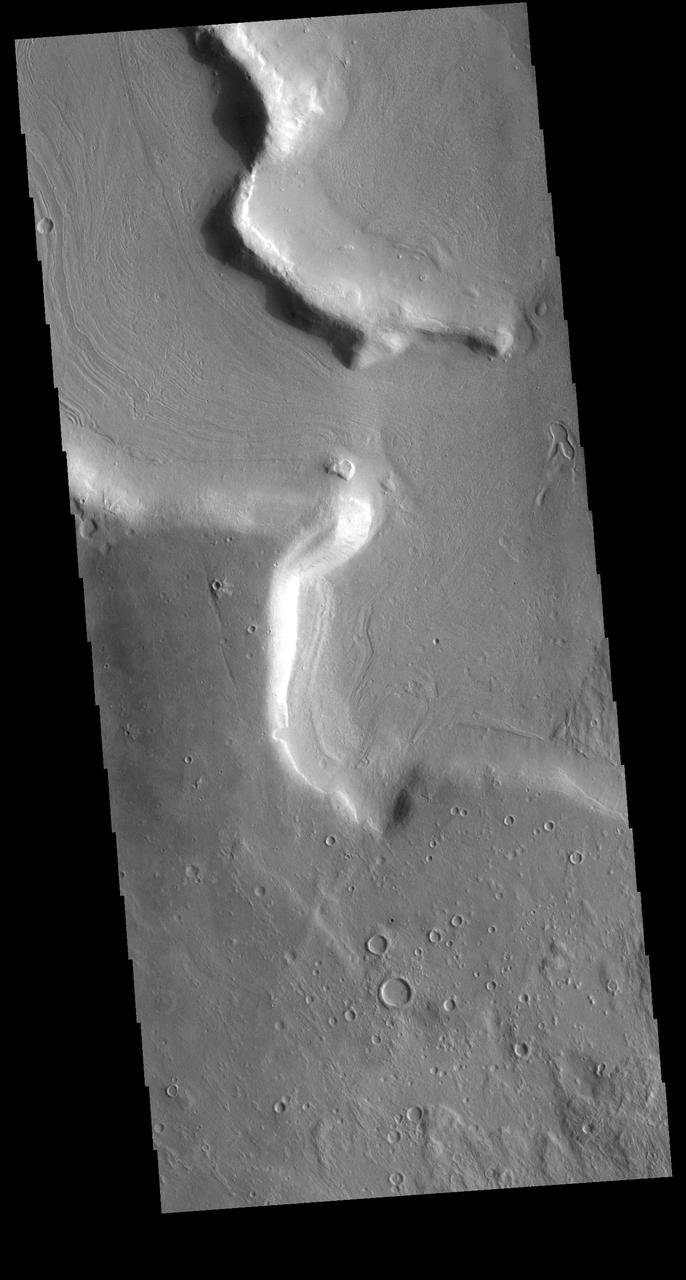 The margin between Arabia Terra and the surrounding lowlands is dissected by numerous named and unnamed channels. Today's VIS image shows part of an unnamed channel in the region.  Orbit Number: 77815 Latitude: 39.3327 Longitude: 17.9212 Instrument: VIS Captured: 2019-06-30 14:32  https://photojournal.jpl.nasa.gov/catalog/PIA23384