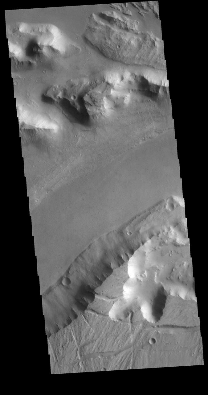 Today's VIS image shows the region where the northward flow of Kasei Valles turns to the east having split into two large channels. This image is located in the southern branch of Kasei Valles, called the Kasei Valles Canyon. Arising from Vallis Marineris and ending in Chryse Planitia, the valles is over 1,580 km long (982 miles), making Kasei Valles one of the largest outflow channels on Mars. [The US/Canadian border from eastern Montana to western Idaho is ~ 972 miles in length.]  Orbit Number: 79041 Latitude: 21.9093 Longitude: 288.446 Instrument: VIS Captured: 2019-10-09 13:24  https://photojournal.jpl.nasa.gov/catalog/PIA23562
