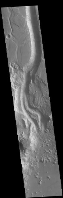 This VIS image shows a section of Shalbatana Vallis. Shalbatana Vallis is located in Xanthe Terra and is one of many channels that empty into Chryse Planitia. Orbit Number: 79639 Latitude: 8.5729 Longitude: 317.92 Instrument: VIS Captured: 2019-11-27 19:06 https://photojournal.jpl.nasa.gov/catalog/PIA23706