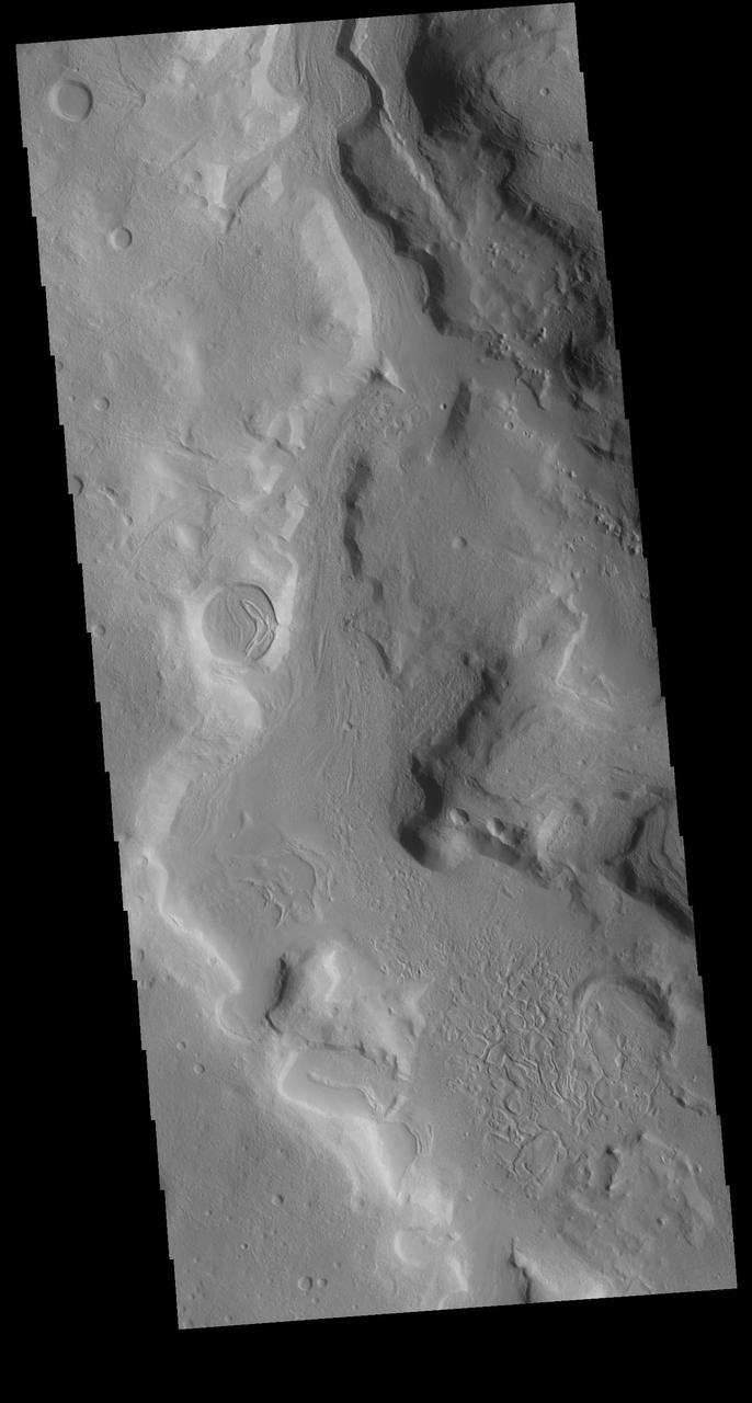 This VIS image shows an unnamed channel located in northern Terra Sabaea. Many channels dissect this complex region between the higher elevations of Terra Sabaea and the lowlands of the northern plains. Orbit Number: 79773 Latitude: 40.1128 Longitude: 47.4749 Instrument: VIS Captured: 2019-12-08 20:04 https://photojournal.jpl.nasa.gov/catalog/PIA23709