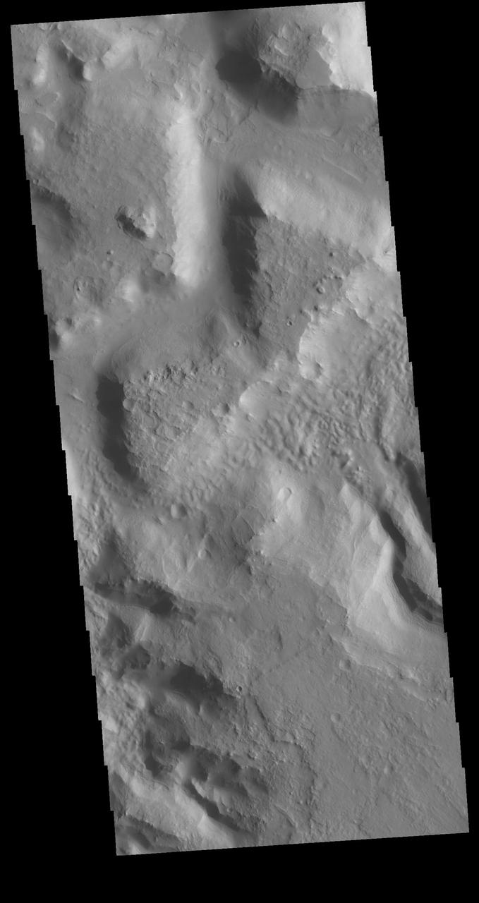 Today's VIS image shows an unnamed channel in northern Terra Sabaea. The regional boundary between the highlands of Terra Sabaea and lowlands of Utopia Planitia is heavily dissected by both fluid flow channels and extensive faulting. Orbit Number: 79922 Latitude: 28.8312 Longitude: 70.6552 Instrument: VIS Captured: 2019-12-21 02:28 https://photojournal.jpl.nasa.gov/catalog/PIA23741