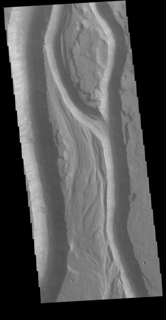 Today's VIS image shows a portion of Shalbatana Vallis. Located in Xanthe Terra, Shalbatana Vallis is an outflow channel carved by massive floods of escaping groundwater whose source lies far to the south of this image. This channel, and all others in this region, drain into Chryse Planitia. Orbit Number: 79926 Latitude: 9.15283 Longitude: 318.044 Instrument: VIS Captured: 2019-12-21 10:15 https://photojournal.jpl.nasa.gov/catalog/PIA23742